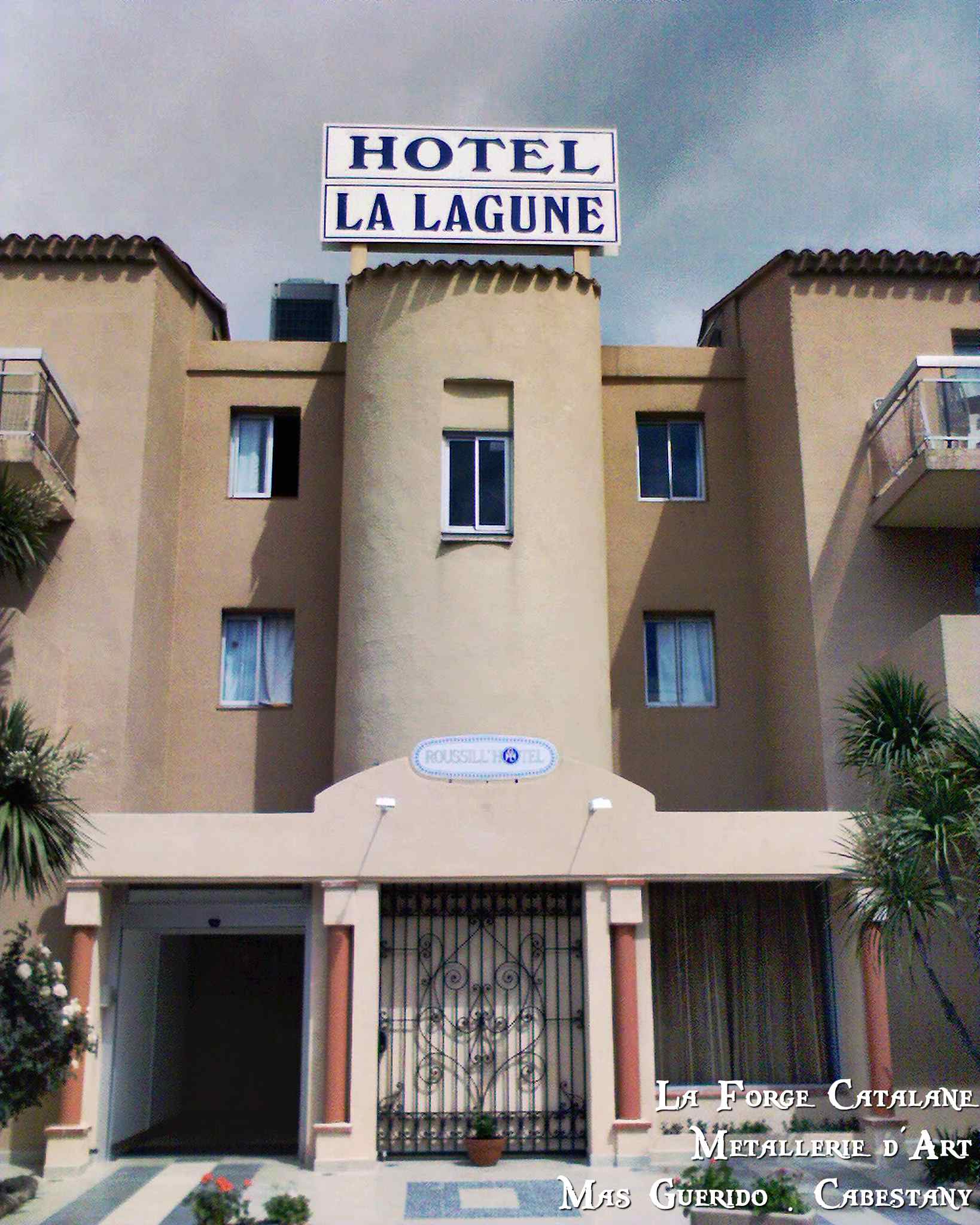 grille articulee barreaudages et motif volutes travail forge hotel lagune saint cyprien forge catalane 3.jpg